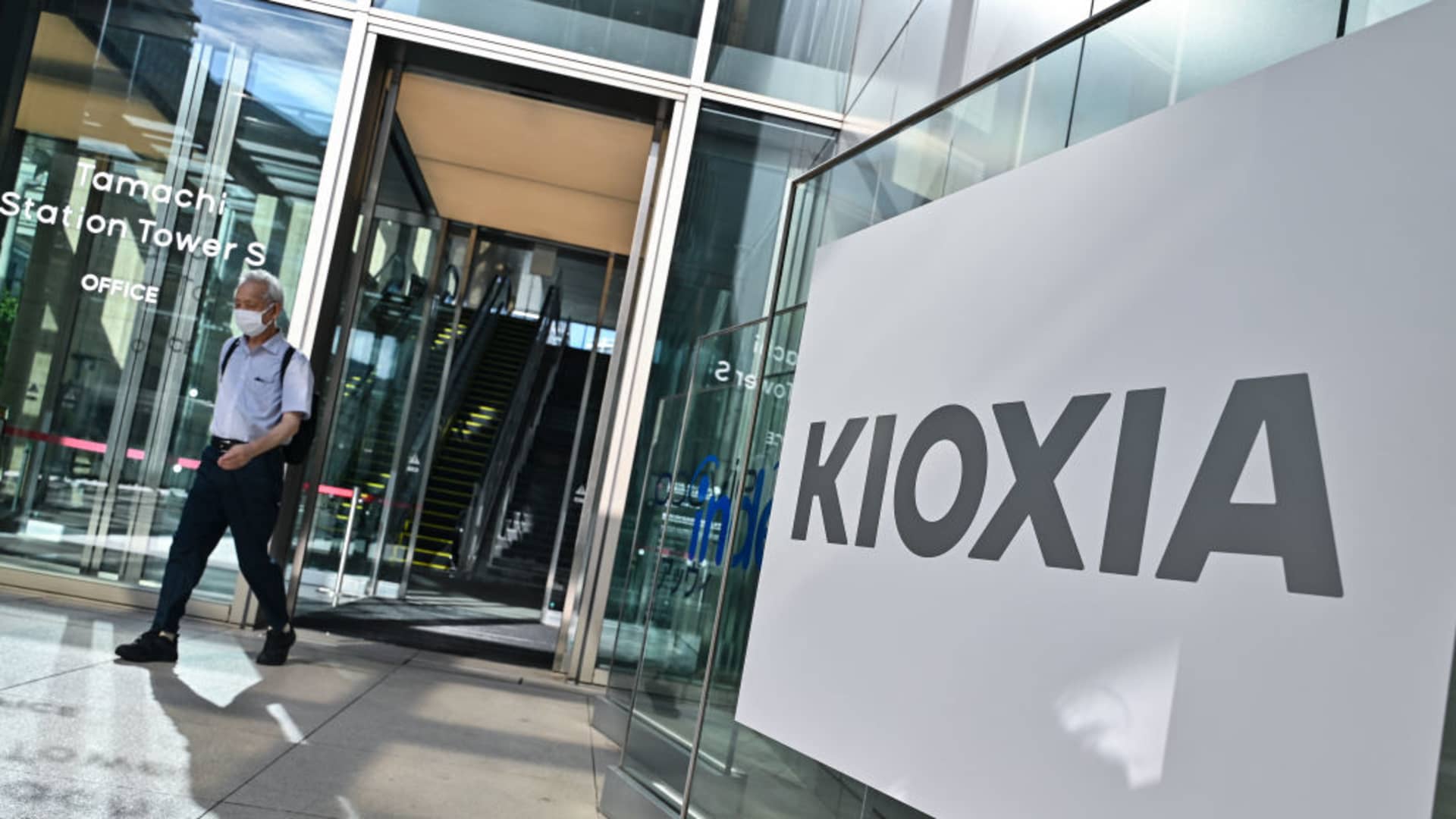 Kioxia shares climb slightly on debut in Tokyo after $800 million IPO