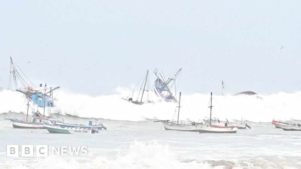 Huge waves strike Peruvian coastline