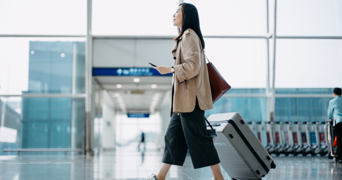 13 Comfiest Classy Travel Outfits to Wear to the Airport