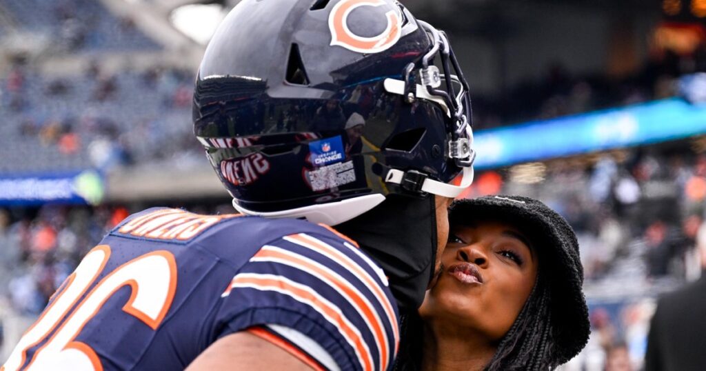 Jonathan Owens Kisses Simone Biles' Cheek Before Bears vs. Lions Game