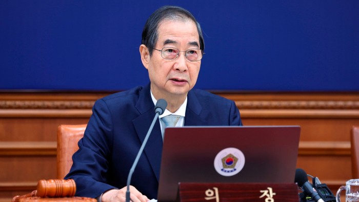 Han Duck-soo speaks at a press conference