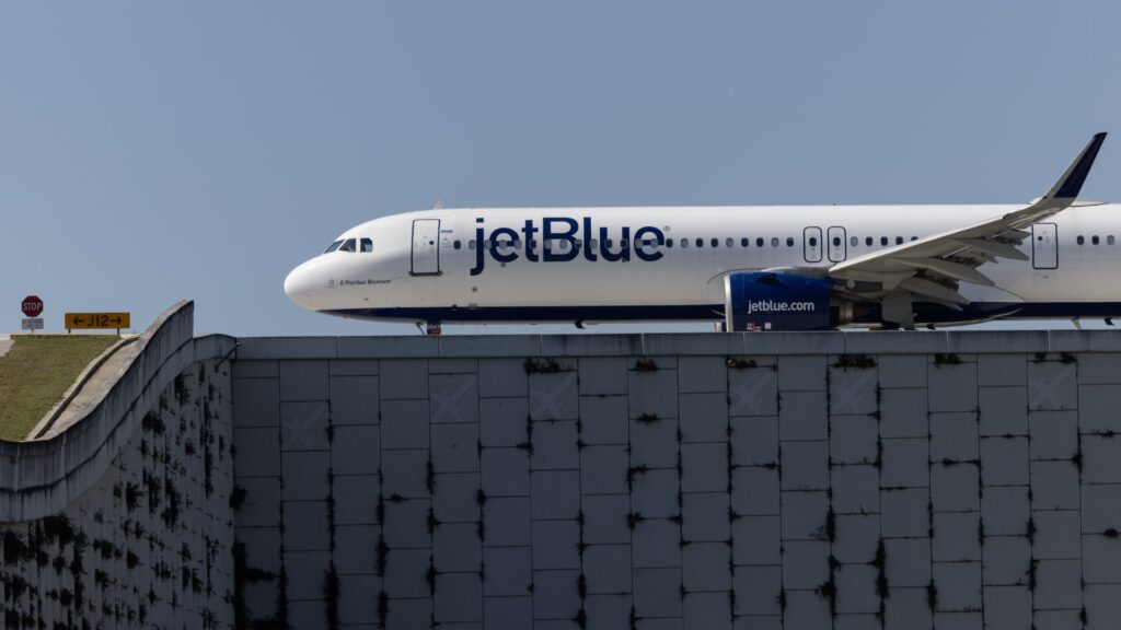 JetBlue shares tumble 25% after disappointing outlook