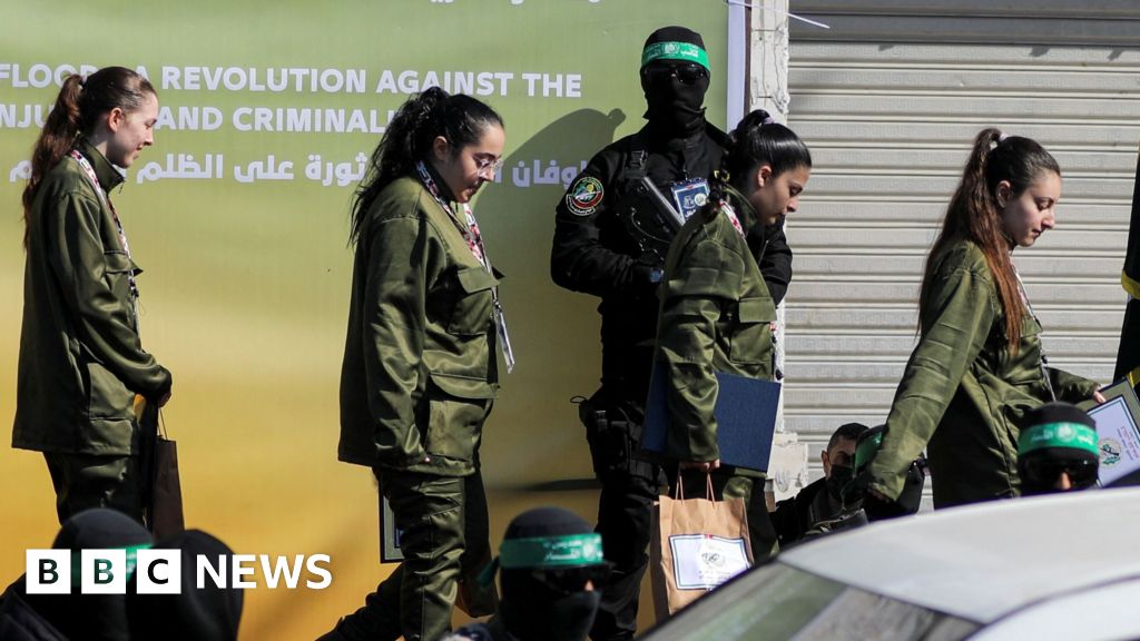 Moment four Israeli hostages released by Hamas