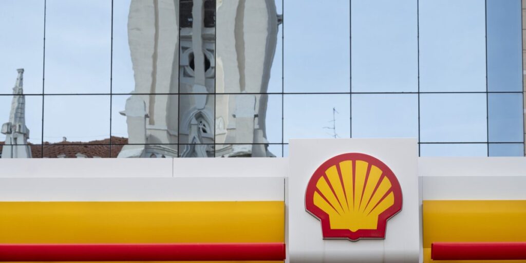 Oil giant Shell hikes dividend despite full-year profit drop