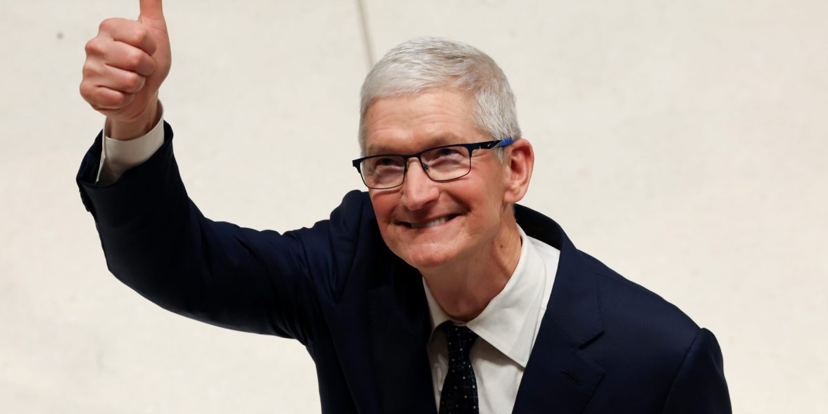 Apple CEO pay rises 18%; company opposes anti-diversity measure