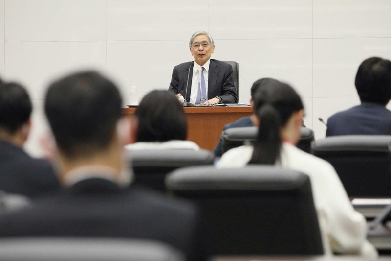 Kuroda's 'bazooka' was losing fans within BOJ by time it was expanded, minutes show