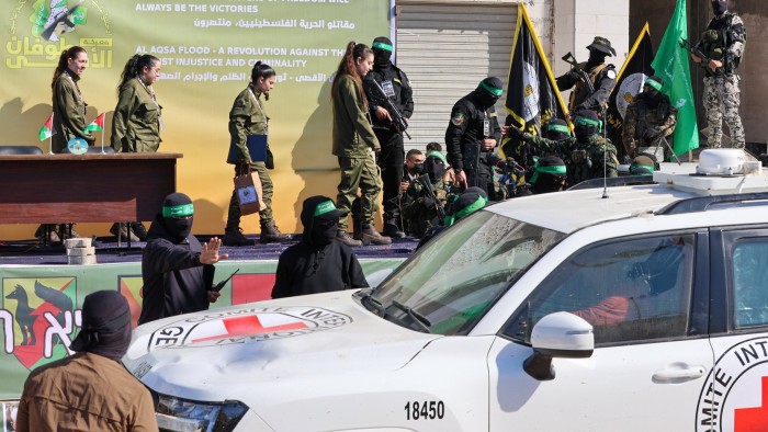 Hamas gunmen hand over four Israeli soldiers