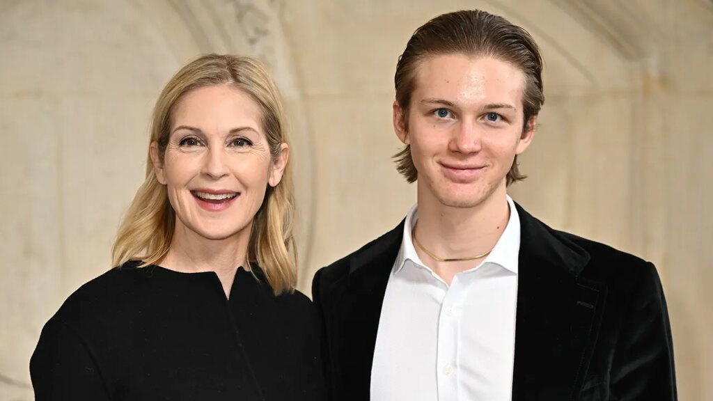 ‘Gossip Girl’ star poses with son for first time in 10 years after international custody battle