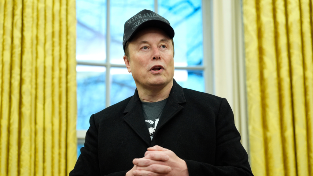 Elon Musk makes surprise appearance at CPAC