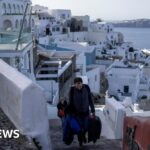 Thousands evacuate Santorini after earthquakes shake Greek island