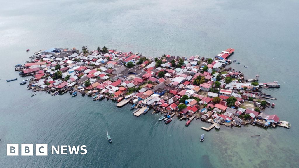 The Panama community that fled its drowning island