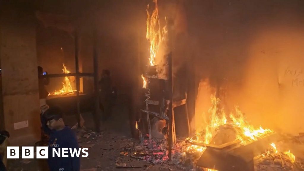 Protesters torch ex-Bangladesh PM's home