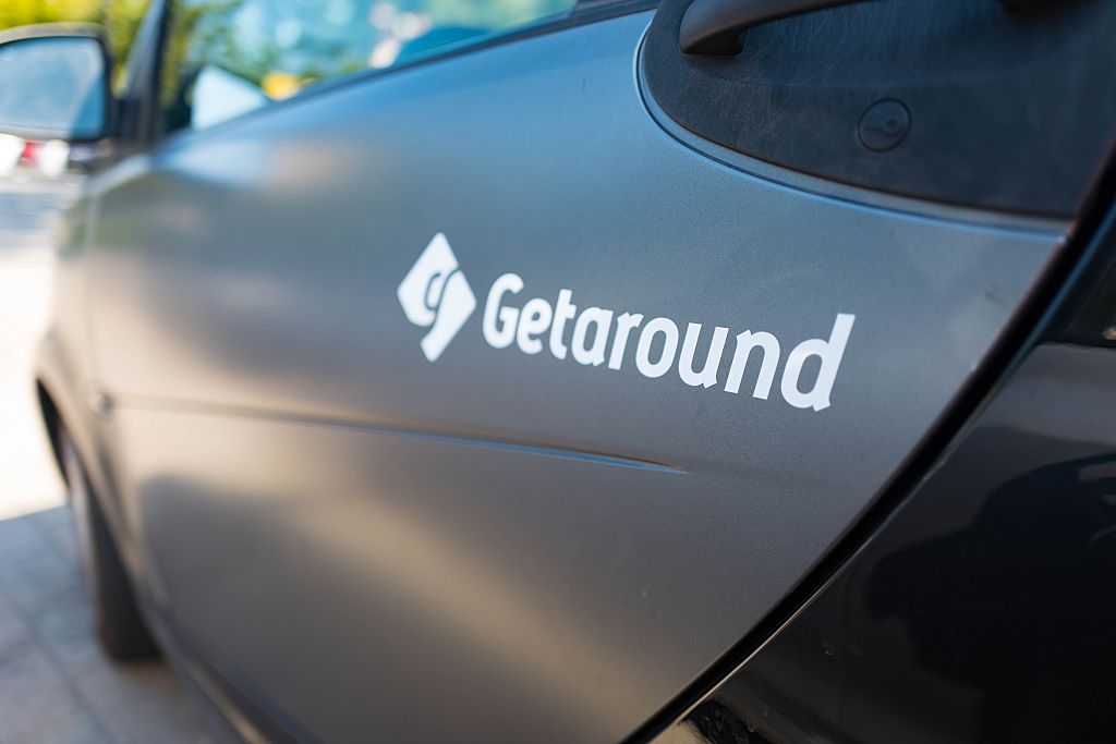 Logo for Getaround peer-to-peer car sharing service on the side of a car.