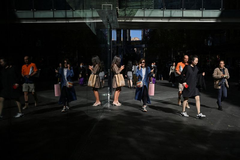 Australia shoppers lured by discounts, shore up economy in 4Q