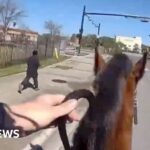 Horseback police chase after suspected drug dealer in Florida