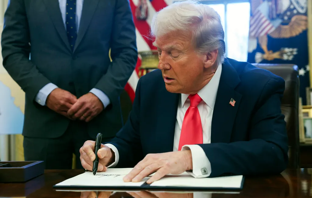 Trump signs executive order to make healthcare prices 'transparent'