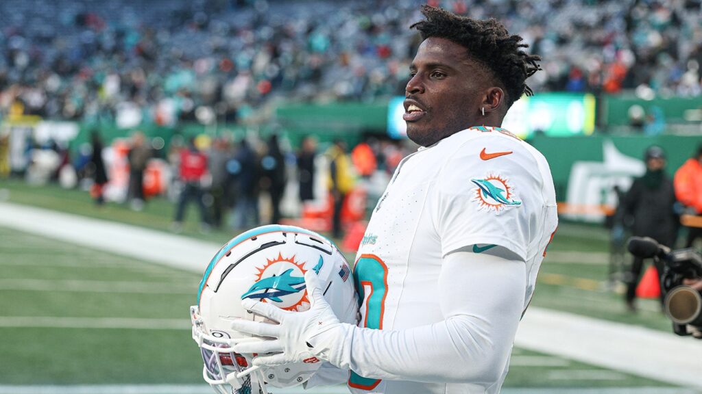 Dolphins' Tyreek Hill doubles down on 'love' for Miami, despite 'frustration' with regular season results