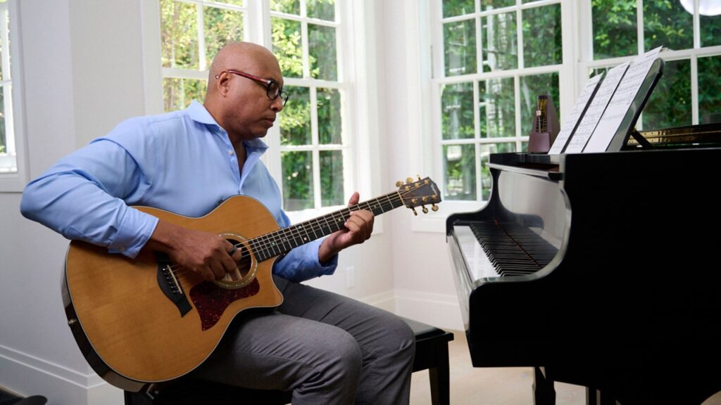 Yankees legend Bernie Williams using music to help rare disease patients