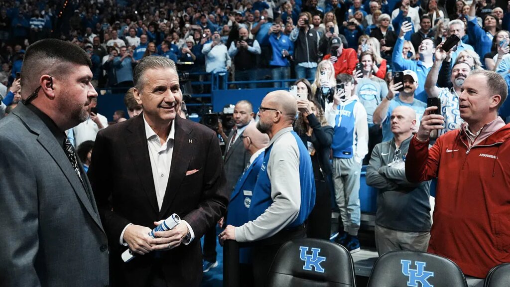 John Calipari booed in return to Kentucky, but gets last laugh as Arkansas pulls off upset