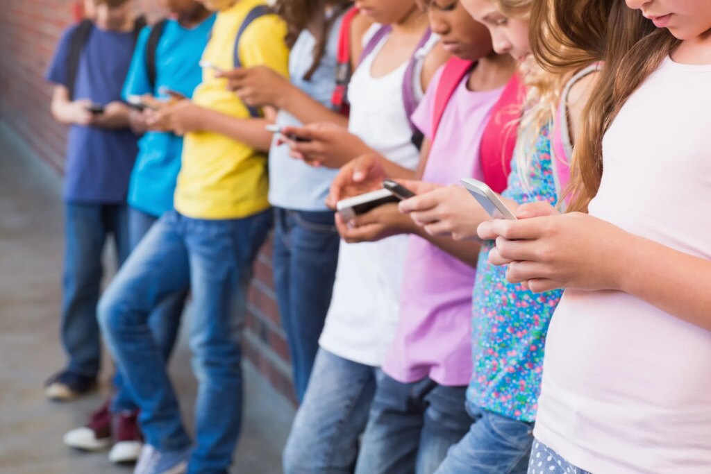 Kid's using phones during school at alarming rates as lawmakers try to clamp down