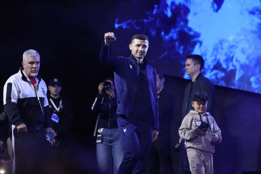 Image: Vergil Ortiz Jr 153.1 vs. Israil Madrimov 152.1 - Weigh-in Results