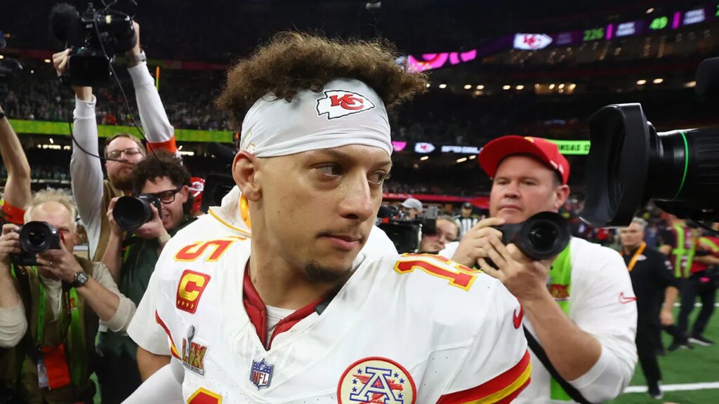 Chiefs' Patrick Mahomes leaves out teammate while shaking hands during Super Bowl LIX loss