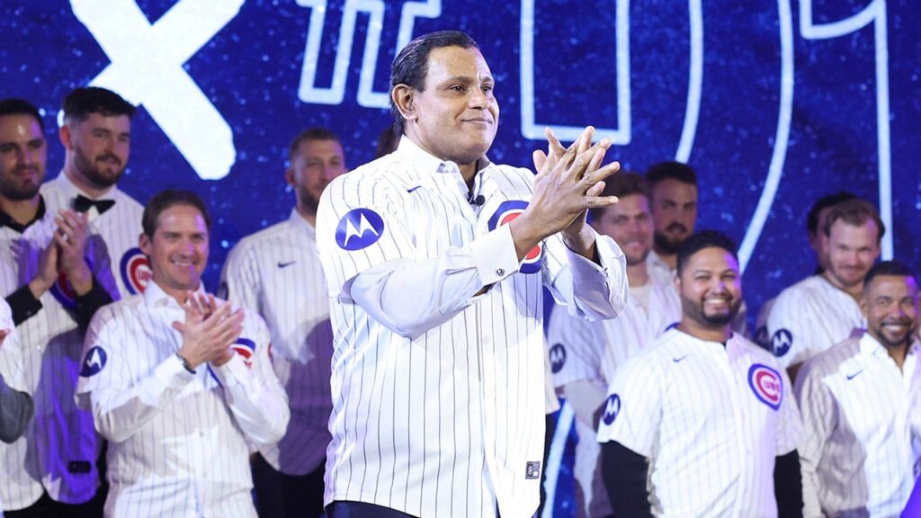 Sammy Sosa returns to Cubs dugout after years-long rift