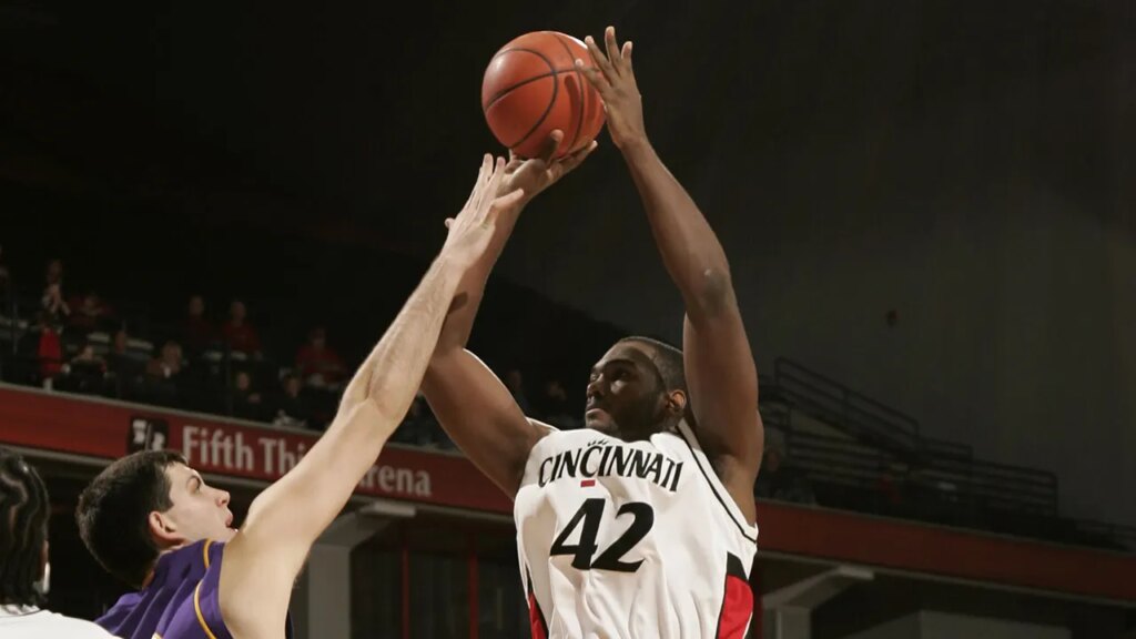 Cincinnati Bearcats: Steve Toyloy, former men's basketball player, dead at 37