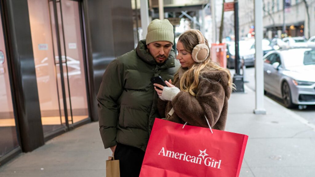 Markets rise as U.S. consumers continue spending