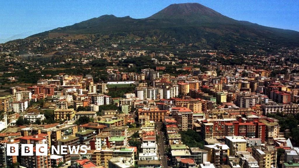 Naples residents camp outdoors after overnight quake