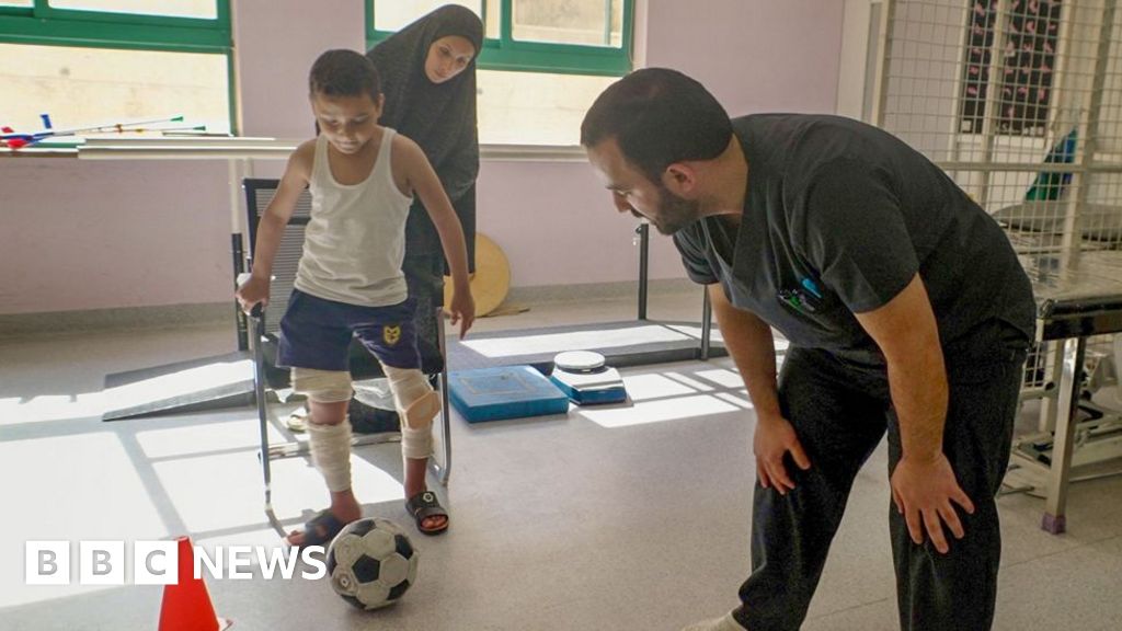 Injured Palestinian boy takes first steps in Jordan