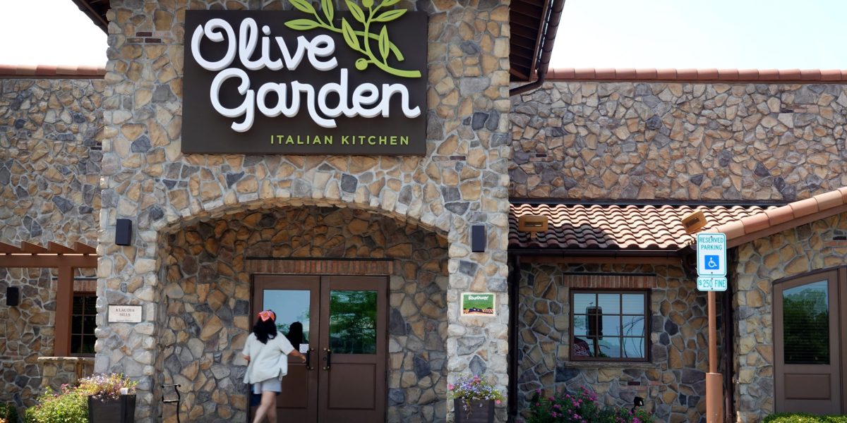 Olive Garden parent company shrugs off concerns of plummeting consumer confidence because restaurant goers continue ‘to treat themselves and splurge’