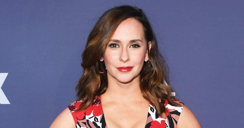 Jennifer Love Hewitt Shares Makeup-Free Selfie: ‘For All My Ladies’