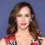 Jennifer Love Hewitt Shares Makeup-Free Selfie: ‘For All My Ladies’