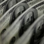 Dollar starts week softer as tariffs weigh, yen rises