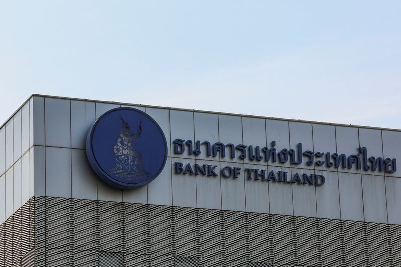 Thai economy to grow slightly above 2.5%, central bank minutes show