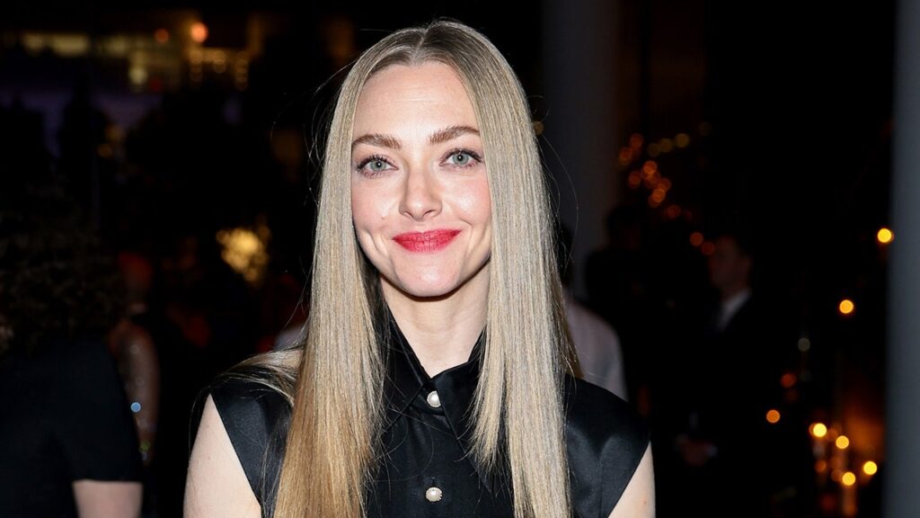 'Mean Girls' star Amanda Seyfried's dress fell apart in front of Glen Powell