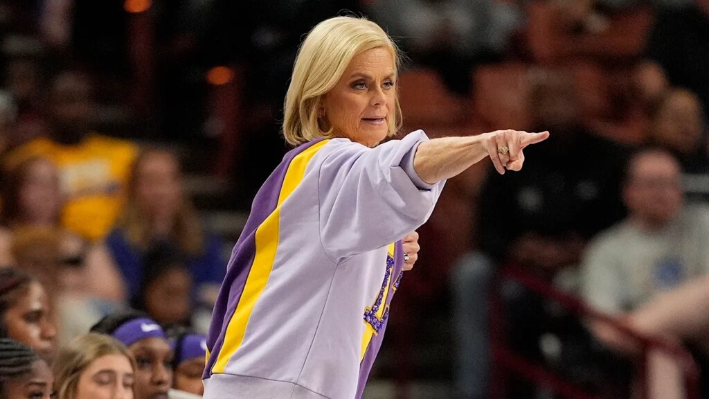 LSU's Kim Mulkey calls out reporter for eating mozzarella stick