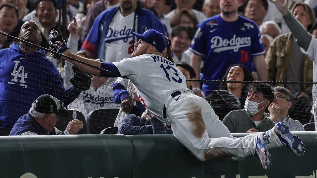 MLB viral moment: Dodgers' Max Muncy stunned as ex-NFL QB catches foul ball