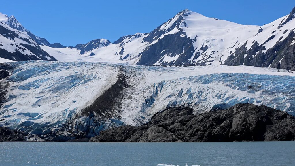 Avalanche buries 3 skiers on remote mountain range in Alaska